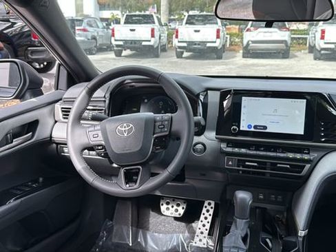 Used 2025 Toyota Camry SE image 14