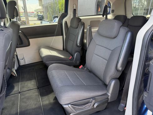 Used 2010 Dodge Grand Caravan SXT image 10