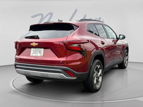 Used 2025 Chevrolet Trax LT FWD image 8