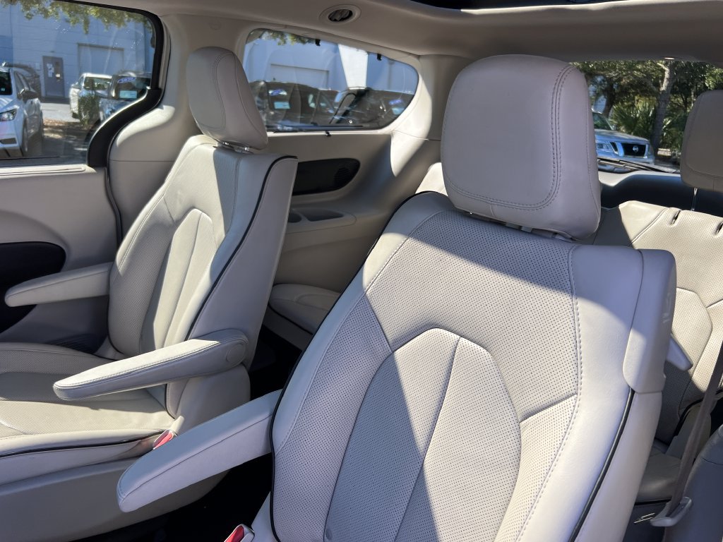 Used 2021 Chrysler Pacifica Limited w/ Uconnect Theater Family Group FWD image 17