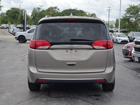 Used 2017 Chrysler Pacifica Touring-L Plus w/ Tire & Wheel Group FWD image 12
