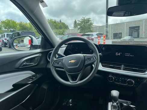 Used 2025 Chevrolet Trax LT FWD image 33