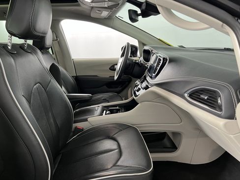 Certified 2024 Chrysler Pacifica Limited image 35