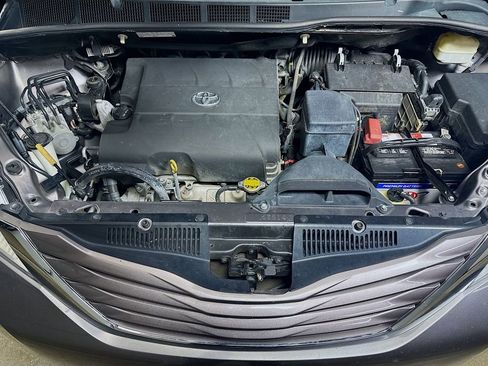 Used 2015 Toyota Sienna LE image 29