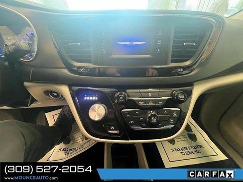 Used 2017 Chrysler Pacifica LX FWD image 21