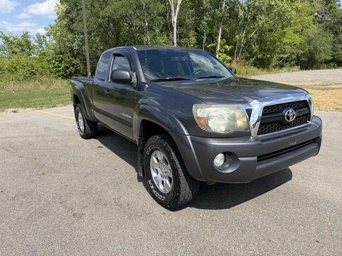Used 2011 Toyota Tacoma 4x4 Access Cab V6 w/ TRD Off-Road Pkg image 3