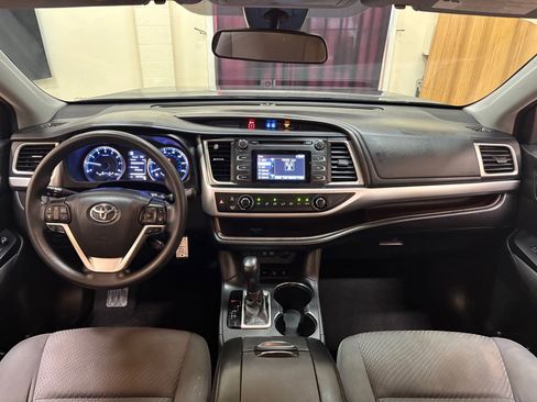 Used 2018 Toyota Highlander LE AWD/4WD image 13