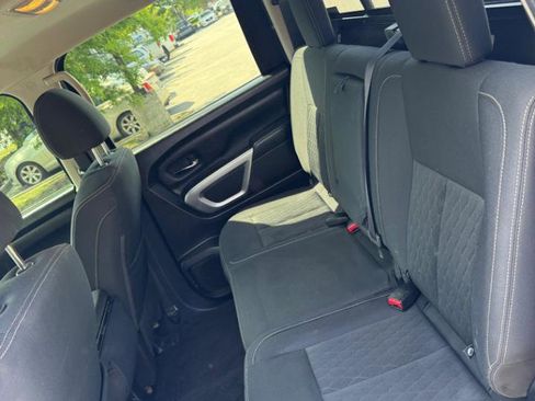Used 2019 Nissan Titan SV image 14