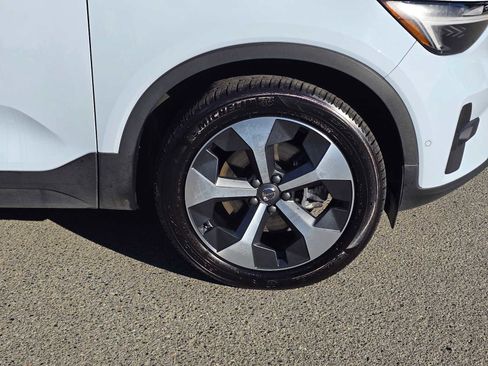Certified 2025 Volvo XC40 B5 Plus image 9