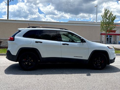 Used 2018 Jeep Cherokee Latitude w/ Altitude Package FWD image 19