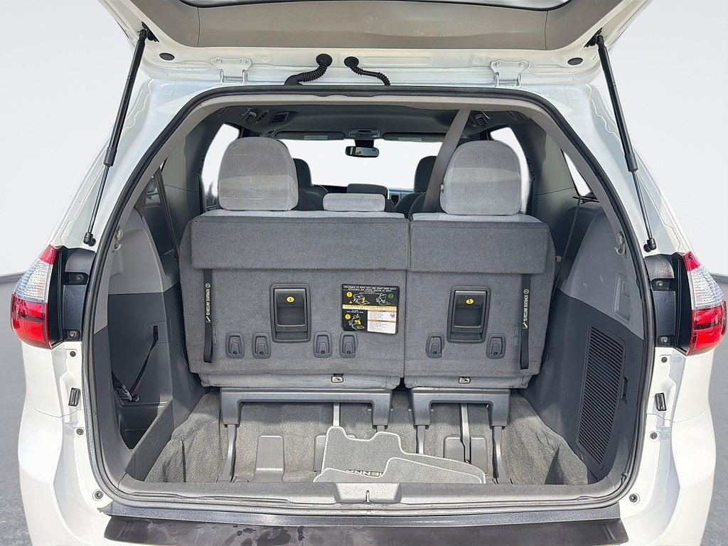 Used 2020 Toyota Sienna LE w/ Carpet Mat Package FWD image 27