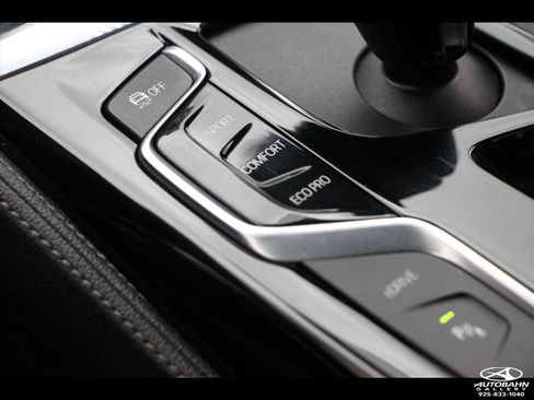 Used 2019 BMW 530e w/ M Sport Package image 25