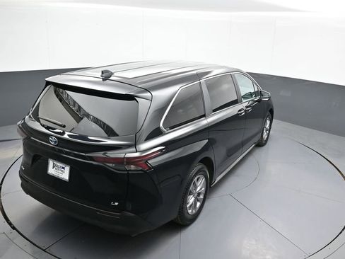 Certified 2025 Toyota Sienna LE image 38