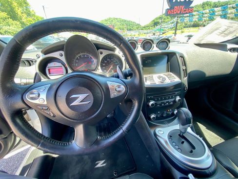 Used 2010 Nissan 370Z Touring w/ Sport Pkg RWD image 17