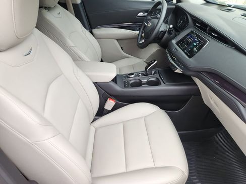 Used 2021 Cadillac XT4 Luxury w/ Cold Weather Package FWD image 14