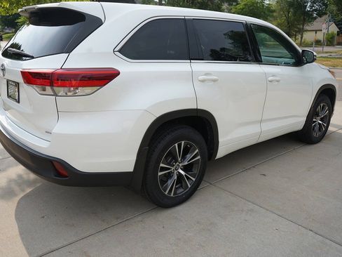 Used 2018 Toyota Highlander LE AWD/4WD image 10