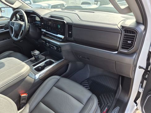 Used 2025 Chevrolet Silverado 1500 LT Trail Boss w/ Convenience Package II AWD/4WD image 32