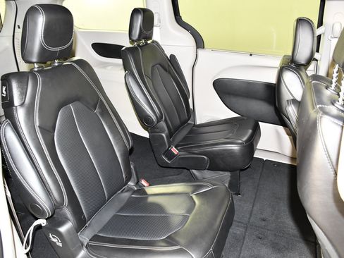 Used 2024 Chrysler Pacifica Touring-L FWD image 44