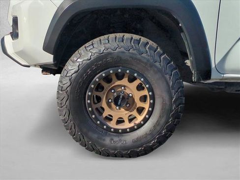 Used 2018 Toyota Tacoma TRD Off-Road w/ Technology Package image 22