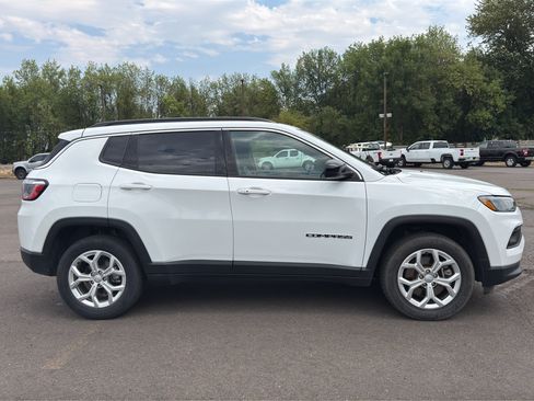 Used 2024 Jeep Compass Latitude AWD/4WD image 28