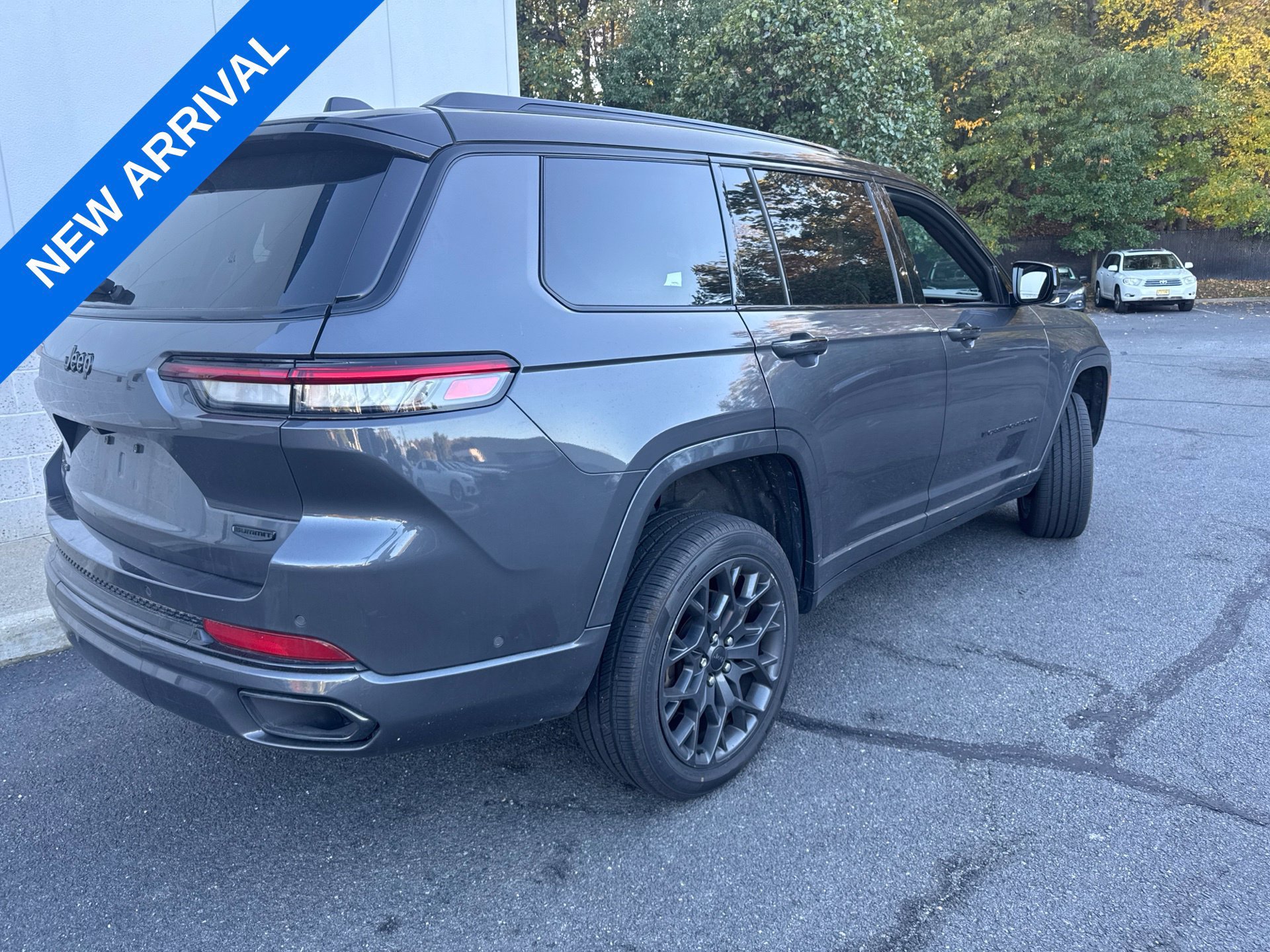 Used 2023 Jeep Grand Cherokee L Summit AWD/4WD image 2