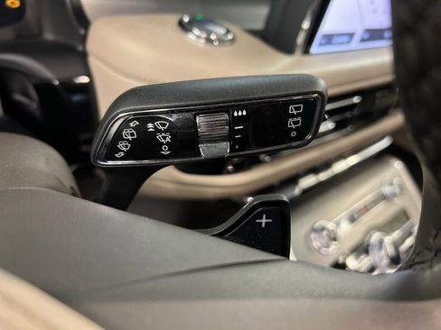 Used 2023 Lincoln Aviator AWD w/ Premium Package image 22