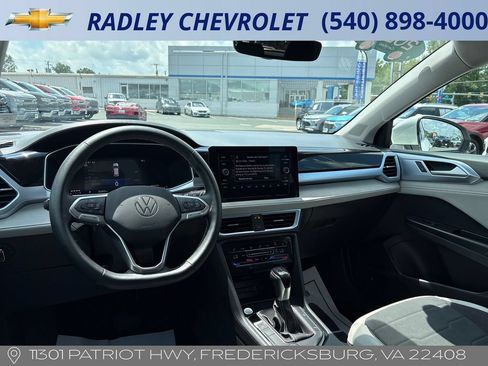 Used 2025 Volkswagen Taos SE AWD/4WD image 13