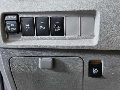Used 2016 Toyota Sienna XLE w/ XLE Navigation Package FWD image 16