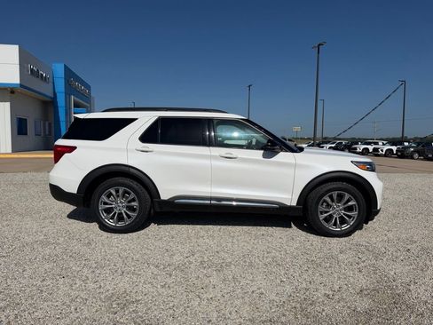Used 2023 Ford Explorer XLT w/ Equipment Group 202A AWD/4WD image 2