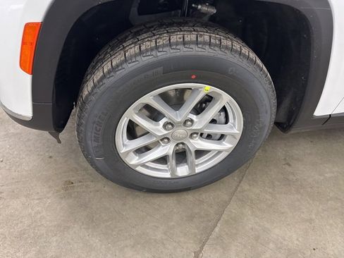 New 2025 Jeep Grand Cherokee L Laredo image 4