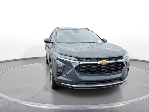 Used 2026 Chevrolet Trax LT w/ Driver Confidence Package FWD image 2