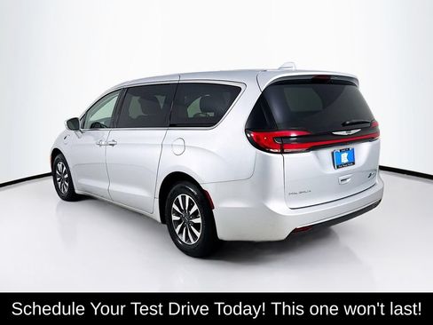 Used 2022 Chrysler Pacifica Touring-L FWD image 5