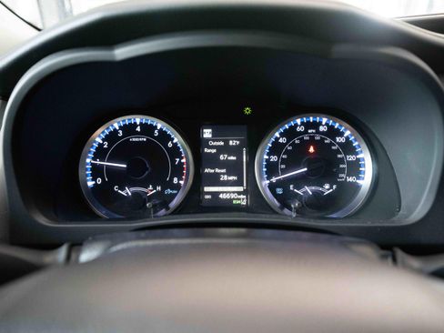 Used 2019 Toyota Highlander Plus w/ Carpet Mat Package (TMS) AWD/4WD image 16