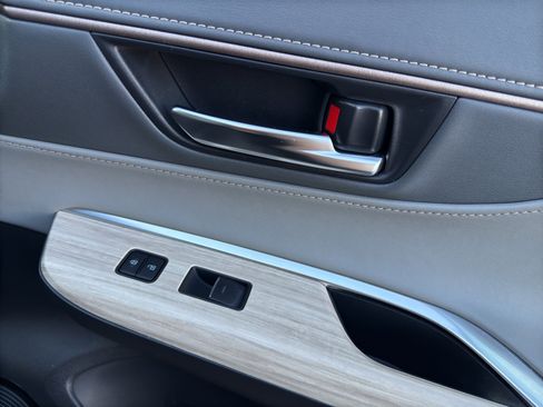 Used 2022 Toyota Venza XLE image 17