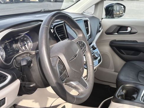 Used 2022 Chrysler Pacifica Touring-L image 8