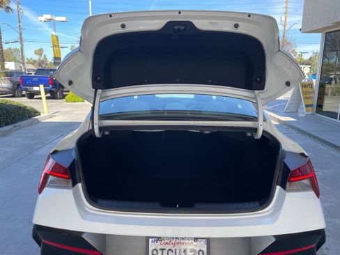 Used 2025 Hyundai Elantra Limited image 33