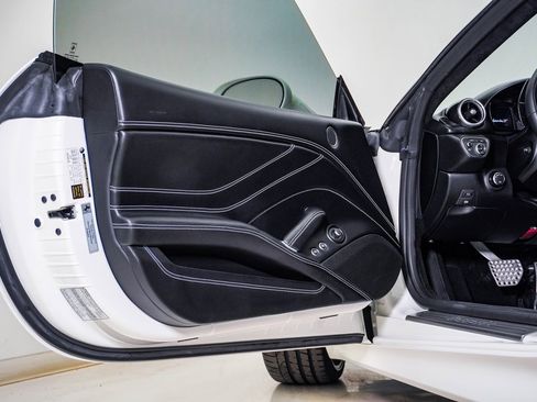 Used 2015 Ferrari California T image 39