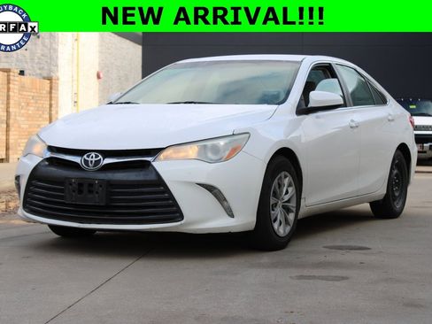 Used 2017 Toyota Camry LE image 1