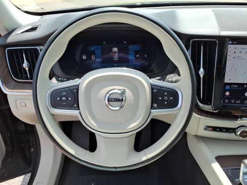 Used 2022 Volvo XC60 B5 Momentum w/ Advanced Package FWD image 21