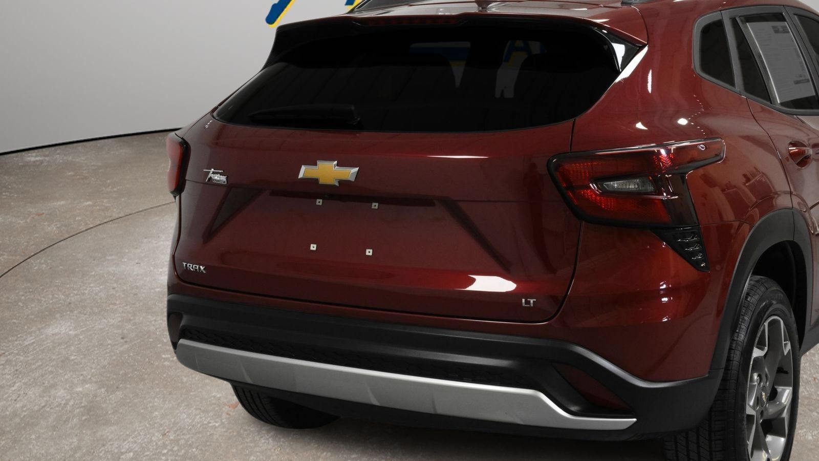 Used 2025 Chevrolet Trax LT FWD image 3