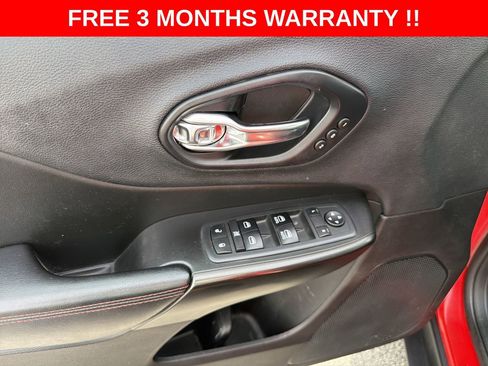 Used 2019 Jeep Cherokee Trailhawk AWD/4WD image 12