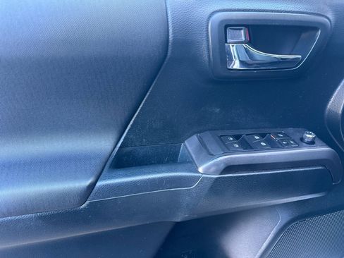 Used 2016 Toyota Tacoma TRD Sport image 10