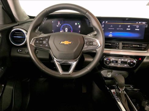 Used 2025 Chevrolet Trax LT w/ LT Convenience Package FWD image 5