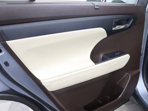Used 2020 Toyota Highlander XLE AWD/4WD image 16