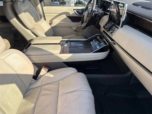 Used 2019 Lincoln Navigator Reserve image 23
