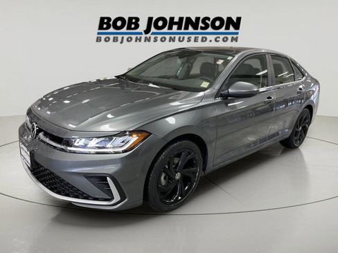 Used 2025 Volkswagen Jetta SE image 3