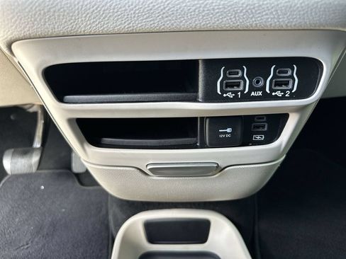 Used 2022 Chrysler Pacifica Touring-L AWD/4WD image 34