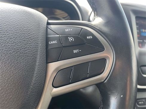 Used 2019 Jeep Cherokee Latitude Plus image 25