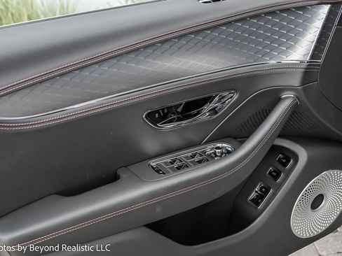 Used 2025 Bentley Flying Spur Plug-In Hybrid AWD/4WD image 19