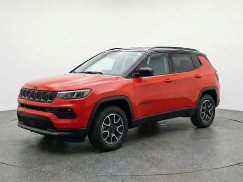 Used 2025 Jeep Compass Trailhawk image 3